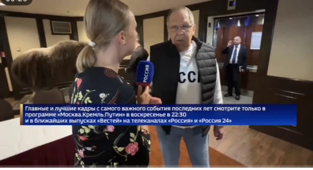 Lavrov bir Rus gazeteciyle konuşuyor Rusça altyazılar ekranda görünüyor. 