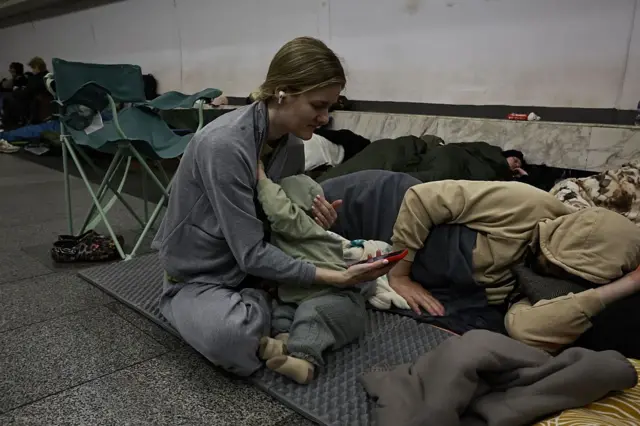 Mieszkańcy Kijowa w schronie podczas nocnego rosyjskiego nalotu