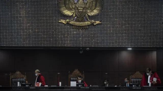 Ketua Majelis Hakim Mahkamah Konstitusi (MK) Anwar Usman (tengah) bersama anggota Majelis Hakim MK Arief Hidayat (kanan), dan Wahiduddin Adams (kiri) menghadiri sidang putusan uji materi Undang-Undang Nomor 35 Tahun 2009 tentang Narkotika.