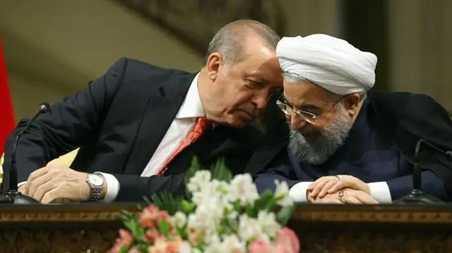 Cumhurbaşkanı Recep Tayyip Erdoğan ve Eski İran Cumhurbaşkanı Hasan Ruhani, 4 Ekim 2017'de Tahran'da bir basın toplantısında birbirleriyle konuşuyor. 