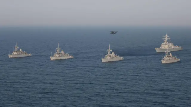 Американские минные тральщики в море в ряд