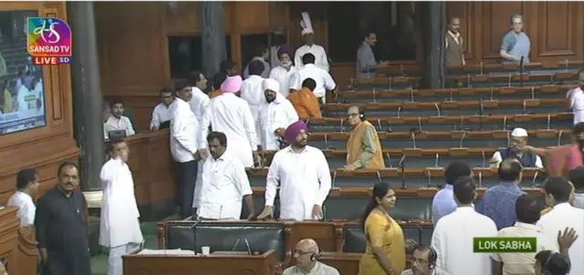 எதிர்க்கட்சிகள் வெளிநடப்பு