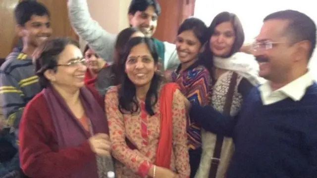 दिल्ली में दूसरी बार चुनाव जीतने के बाद परिवार के साथ जश्न मनाते अरविंद केजरीवाल