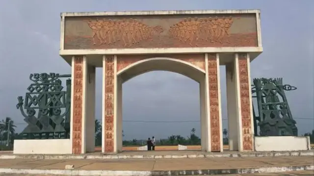 Kando ya kilomita 4 zinazounda njia ya watumwa huko Ouidah, kuna soko la watumwa au mnada, ambapo Waafrika na Wazungu walibadilishana watumwa kwa bidhaa za viwandani.