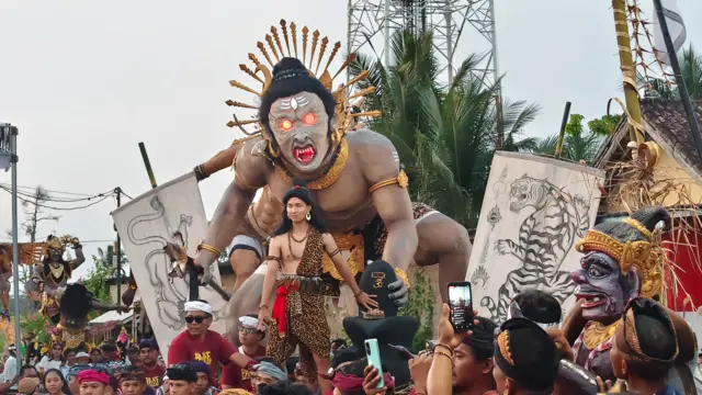 Warga Desa Balinuraga mengadakan pawai satu hari sebelum Nyepi, pada Rabu (18/03).