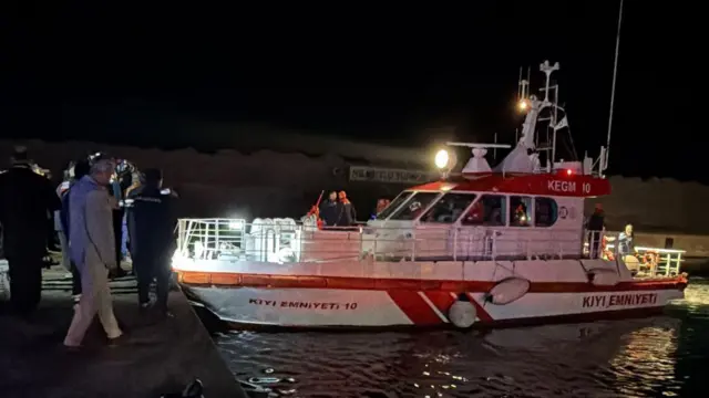 Sahil Güvenlik teknesi kıyıda