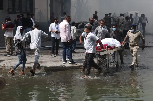 Ljudi traže preživele i tela nastradalih u avionskoj nesreći