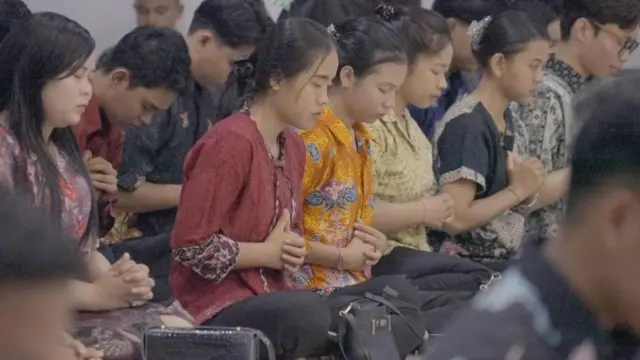 Penganut agama Hindu Kaharingan nampak khusyuk berdoa. 