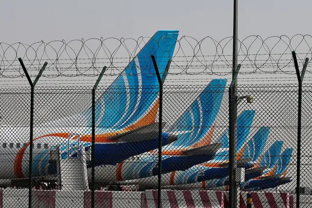 Самолеты авиакомпании FlyDubai припаркованы на взлетно-посадочной полосе международного аэропорта Дубая 2 марта 2026 года