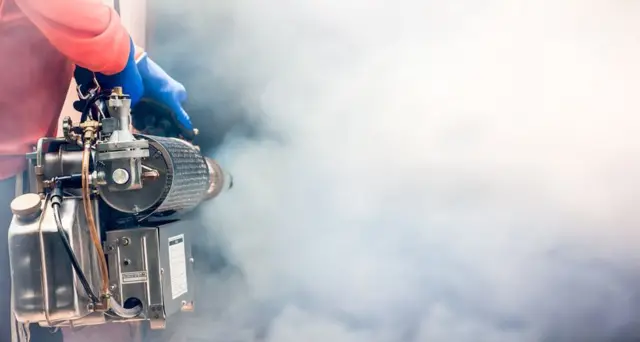 Mãos segurando equipamentoapostas esportivas como lucrarfumacê