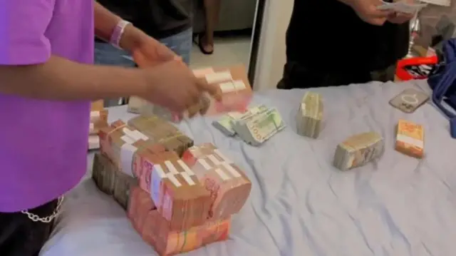 Abu Trica and his boys dey count bundles of cash and dey display online