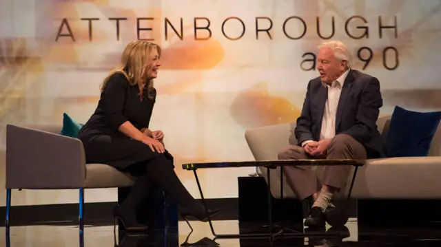 David Attenborough siedzi na sofie podczas wywiadu z Kirsty Young w 2016 roku, z okazji swoich 90. urodzin.