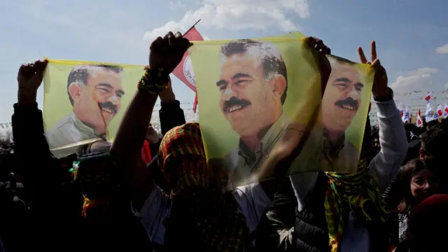 تركيا: أوجلان يدعو حزب العمال الكردستاني إلى إلقاء السلاح - BBC News عربي