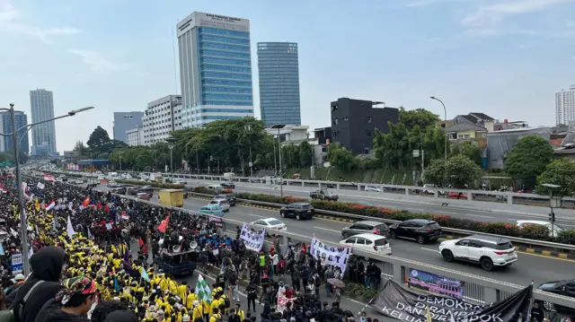 Unjuk rasa di depan gedung DPR.