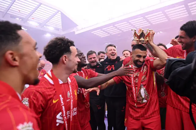 احتفال محمد صلاح بعد الفوز بلقب الدوري الانجليزي الممتاز موسم 2024 - 2025