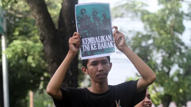 Demonstrasi tolak pengesahan RUU TNI di Solo, Jawa Tengah, Kamis (20/03).