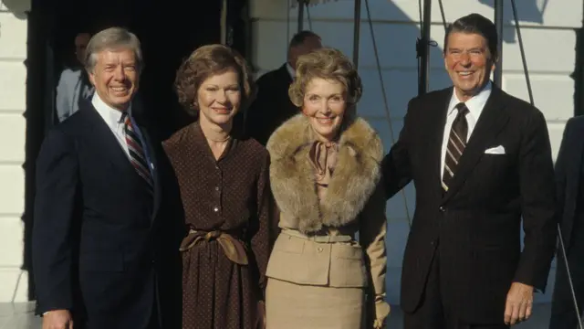 Jimmy da matarsa Rosalynn Carter lokacin da suka karɓi baƙuncin Ronald Reagan da matarsa Nancy a fadar shugaban Amurka ta White House a 1980