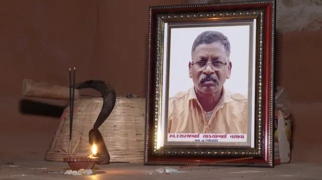 જંગલની જમીનની જેમની પાસે સનદ છે એવા દશરથભાઈ વસાવા આત્મવિલોપન કર્યુ હતું