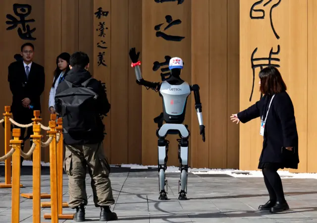 Японияда, кўп соҳаларга бўлгани каби, тиббиётга ҳам роботлар жалб қилинган.