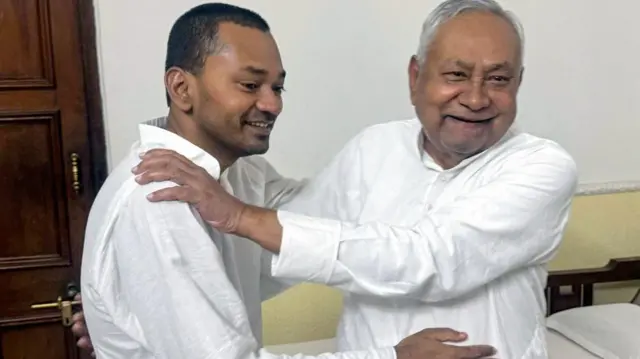 नीतीश कुमार अपने बेटे निशांत के साथ