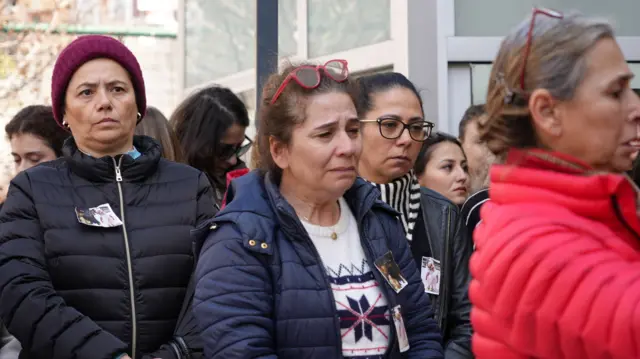 Anne Fatmanur Çelik ve sekiz yaşındaki kızının cenazesine katılan kadınların, yakalarına anne ve kızının fotoğraflarını taktığı ve ağladığı görülüyor. 