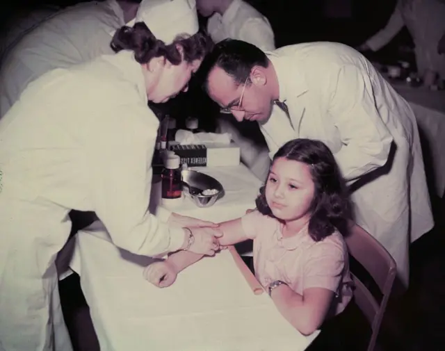 El dr. Salk inoculando a una niña