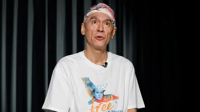 सू की यांचे पुत्र किम एरिस यांनी टोकियोमध्ये रॉयटर्सला दिलेल्या मुलाखतीत म्हटलं की त्यांची आई जिवंत आहे की नाही हे त्यांना माहित नाही.