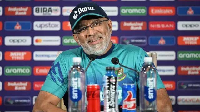 সাংবাদিক সম্মেলনে বাংলাদেশের হেড কোচ চন্ডিকা হাথুরুসিংহে