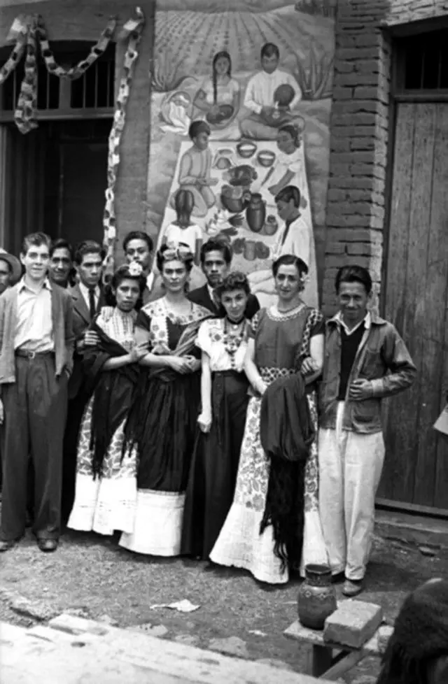 Frida Kahlo y sus alumnos afuera de la pulquería La Rosita