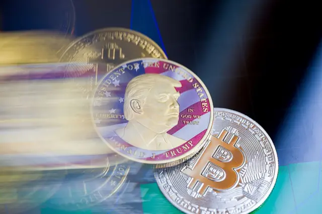 Representação de moedas de criptomoedas, incluindo a memecoin $TRUMP e o bitcoin. Foto-ilustração feita em Bruxelas, na Bélgica, em 8/2/2026