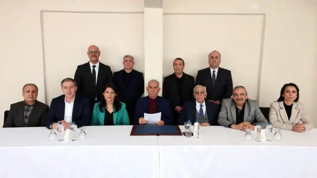 عبدالله اوجالان پس از دیدار با نمایندگان حزب «برابری و دموکراسی خلقها» در زندان، در نامهای خواستار انحلال و خلع سلاح پکک شد