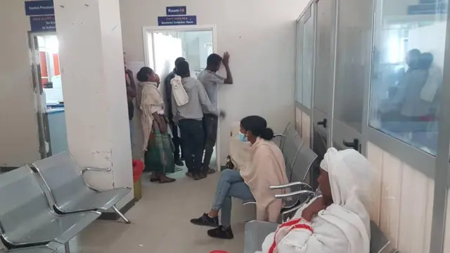 በአይደር ሆስፒታል አገልግሎት የሚጠብቁ ሰዎች 