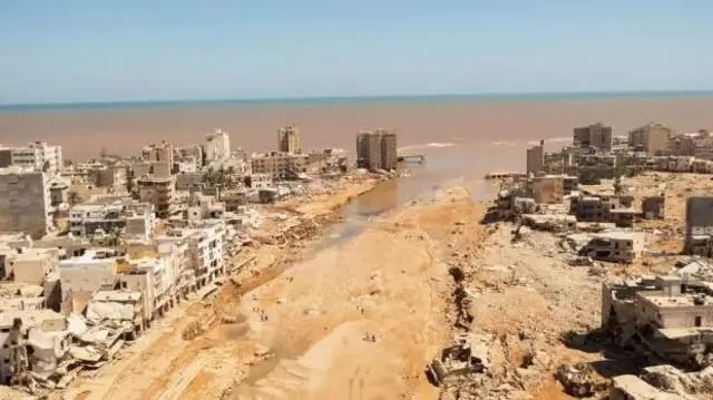 দুটি বাঁধ ধ্বসে এই ভয়াবহ পরিস্থিতি তৈরি হয়।