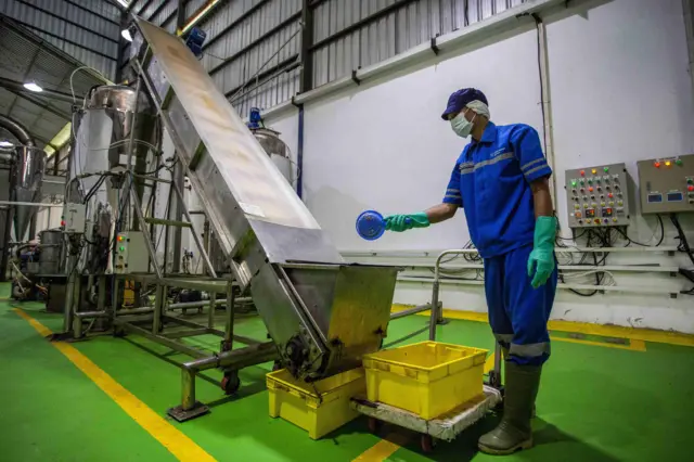 Pekerja menyelesaikan produksi ekstrak protein ikan atau Hidrolisat Protein Ikan (HPI) di PT Berikan Bahari Indonesia di Kandanghaur, Indramayu, Jawa Barat, Rabu (18/9/2024). Pabrik pengolahan hidrosat protein ikan dengan kapasitas produksi sebanyak 30 ton perbulan ini diproyeksikan sebagai program hilirisasi perikanan dan upaya penurunan angka stunting. 