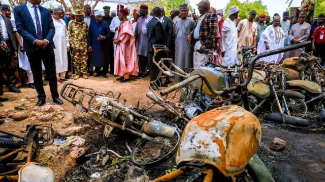 Adamawa State Govnor, Umaru Fintiri visit Guyaku community wia terrorist attack bin kpai 29 pipo