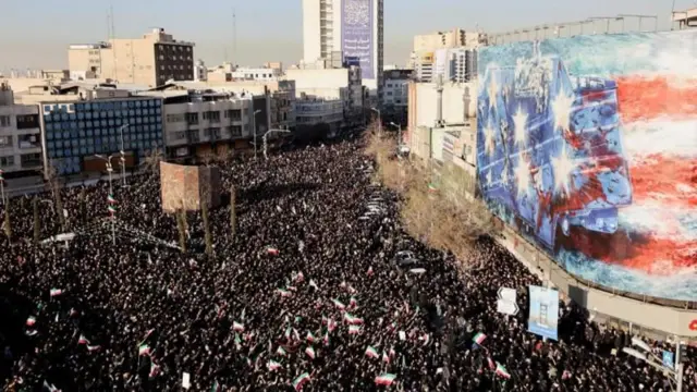 इराणचे सर्वोच्च नेते अयातुल्ला अली खामेनी यांच्या मृत्यूनंतर तेहरानच्या रस्त्यावर शोक व्यक्त करण्यासाठी मोठ्या संख्येने जमलेले लोक 
