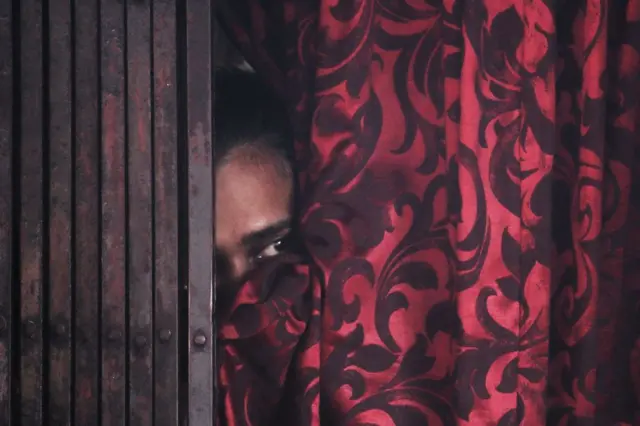 आपापल्या घरातली कामे आटोपून संस्थेच्या सदस्या असणाऱ्या माताभगिनी एकेक करत जमा होत गेल्या.