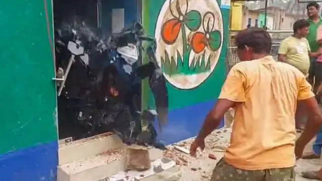ভোটের ফলাফলের পর আসানসোলের একটি তৃণমূল কংগ্রেস দলীয় কার্যালয়ে ভাঙচুর চালানো হচ্ছে

