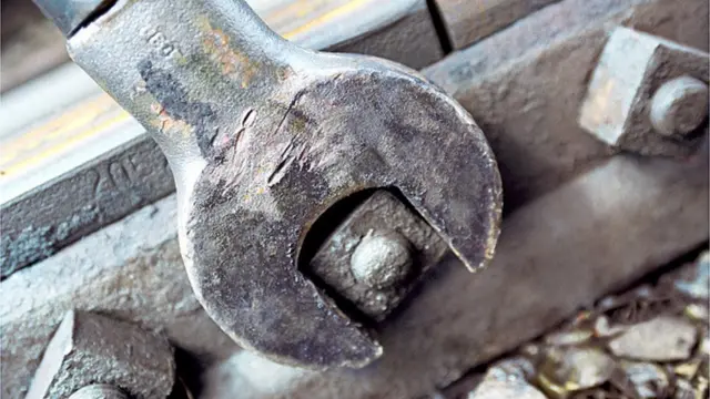 закручувати гайки