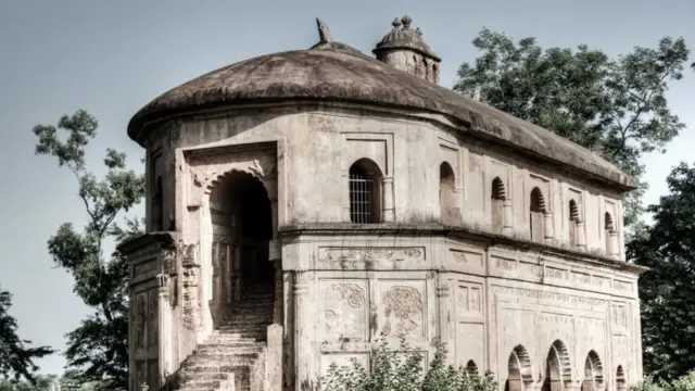 રંગ ઘર અહોમ સામ્રાજ્યની એક મહત્વની ઈમારત છે