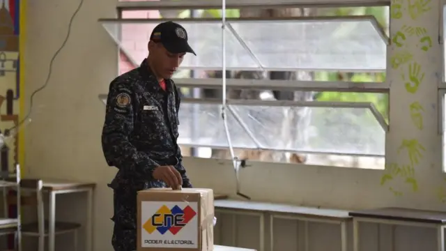 Militar votando