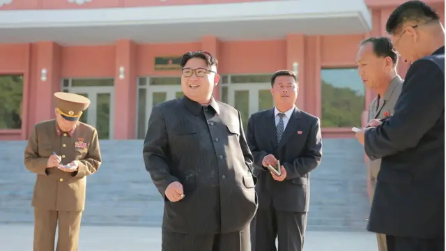 Fotografias difundidad por la agencia oficial de noticias de Corea del Norte en junio de 2016, que muestra a Kim Jong un fumando en el campo infantil de Mangyongdae en Pyongyang.