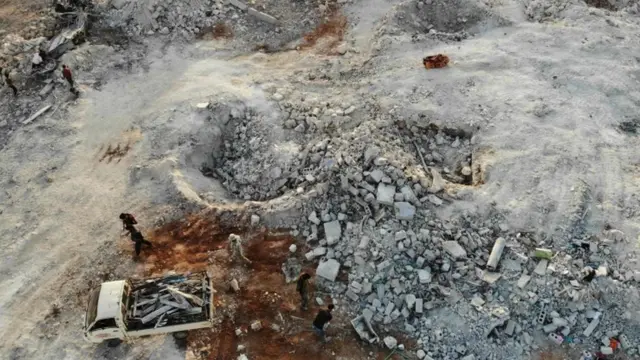 Une vue aérienne du site qui a été touché par des tirs d'hélicoptère pendant le raid américain.