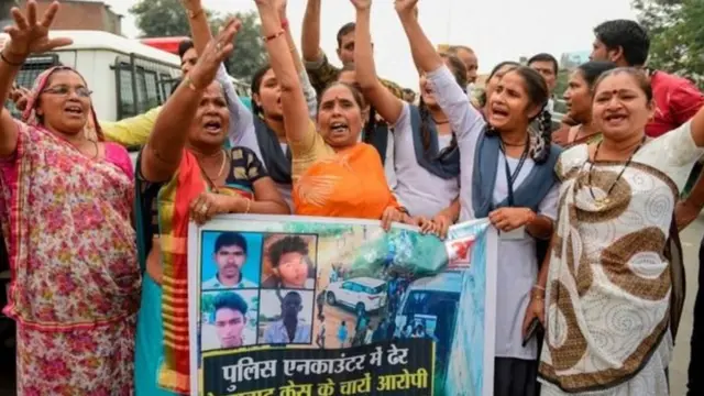 प्रदर्शन करती महिलाएं