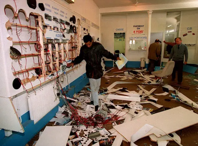 பிரான்சில் வன்முறை - பதற்றம்