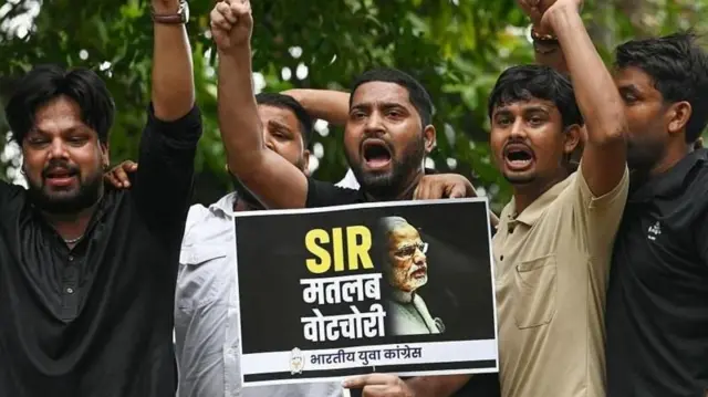 विरोधी पक्षांनी बिहारमध्ये सुरू असलेल्या या प्रक्रियेला विरोध केला आहे.