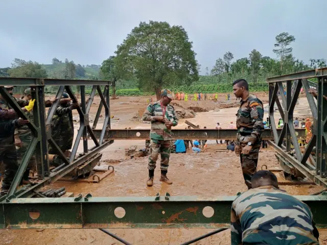 ভেঙ্গে পড়া গুরুত্বপূর্ণ সেতু আবারও বানানোর কাজ শুরু করেছে সেনাবাহিনী