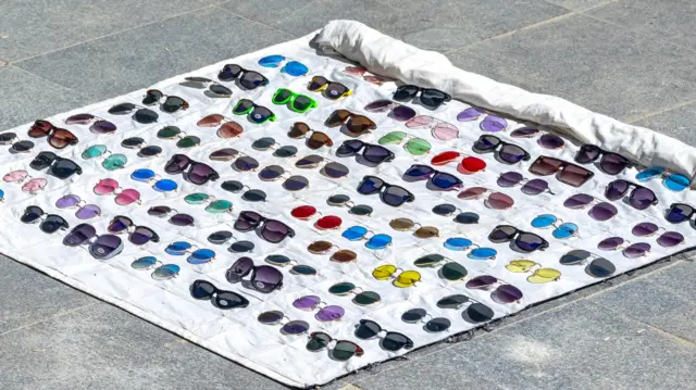 ኣብ ጽርገያ ንመሸጣ ዝተዘርግሑ መነጸራት