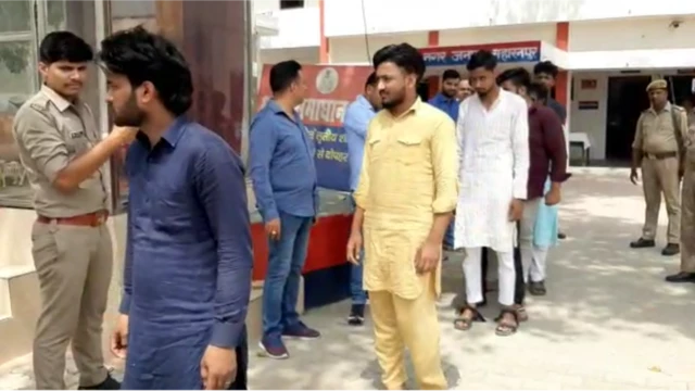 సైఫ్ (తెల్లని దుస్తుల్లో ఉన్న వ్యక్తి)