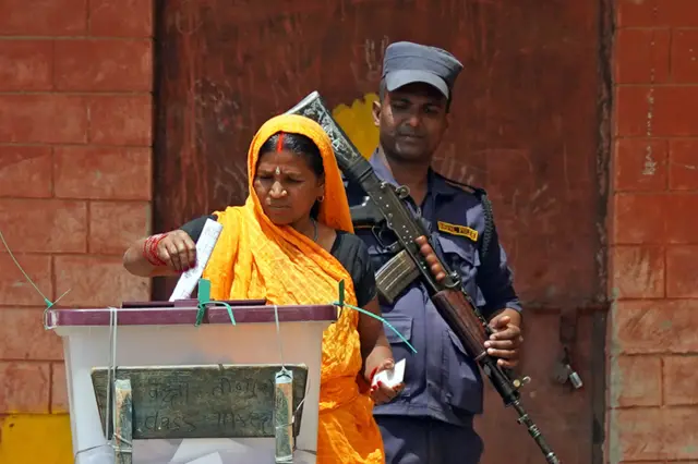  बारामा मतदान गर्दै एक महिला